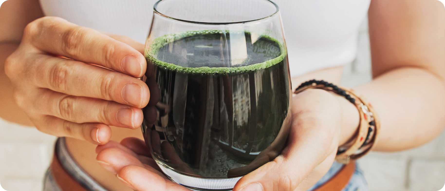 spirulina v ruce